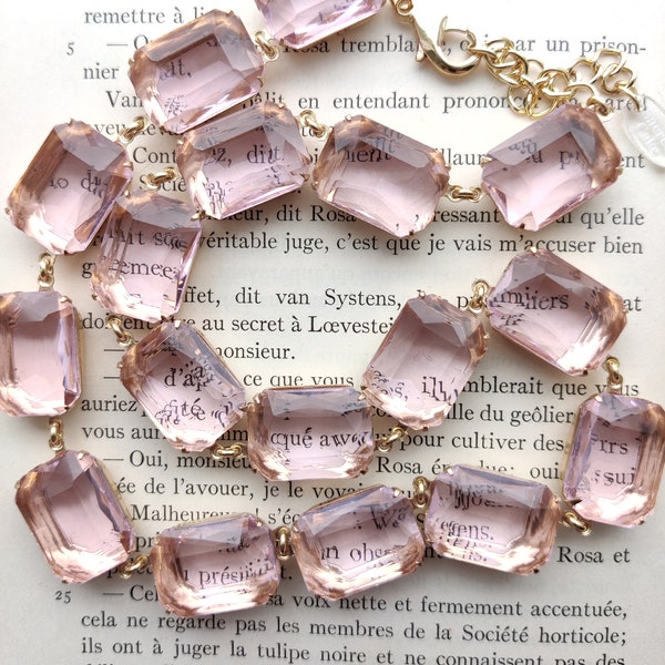 Collier Pink Statement, collier Anna Wintour, collet géorgien, collier Bridgerton, Jane Austen, Downton Abbey, cristal Millennium