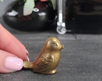 Pequeña figura de pájaro de latón vintage Figura de animal en miniatura Adornos para estantería y escritorio Bonito regalo para amantes de las aves
