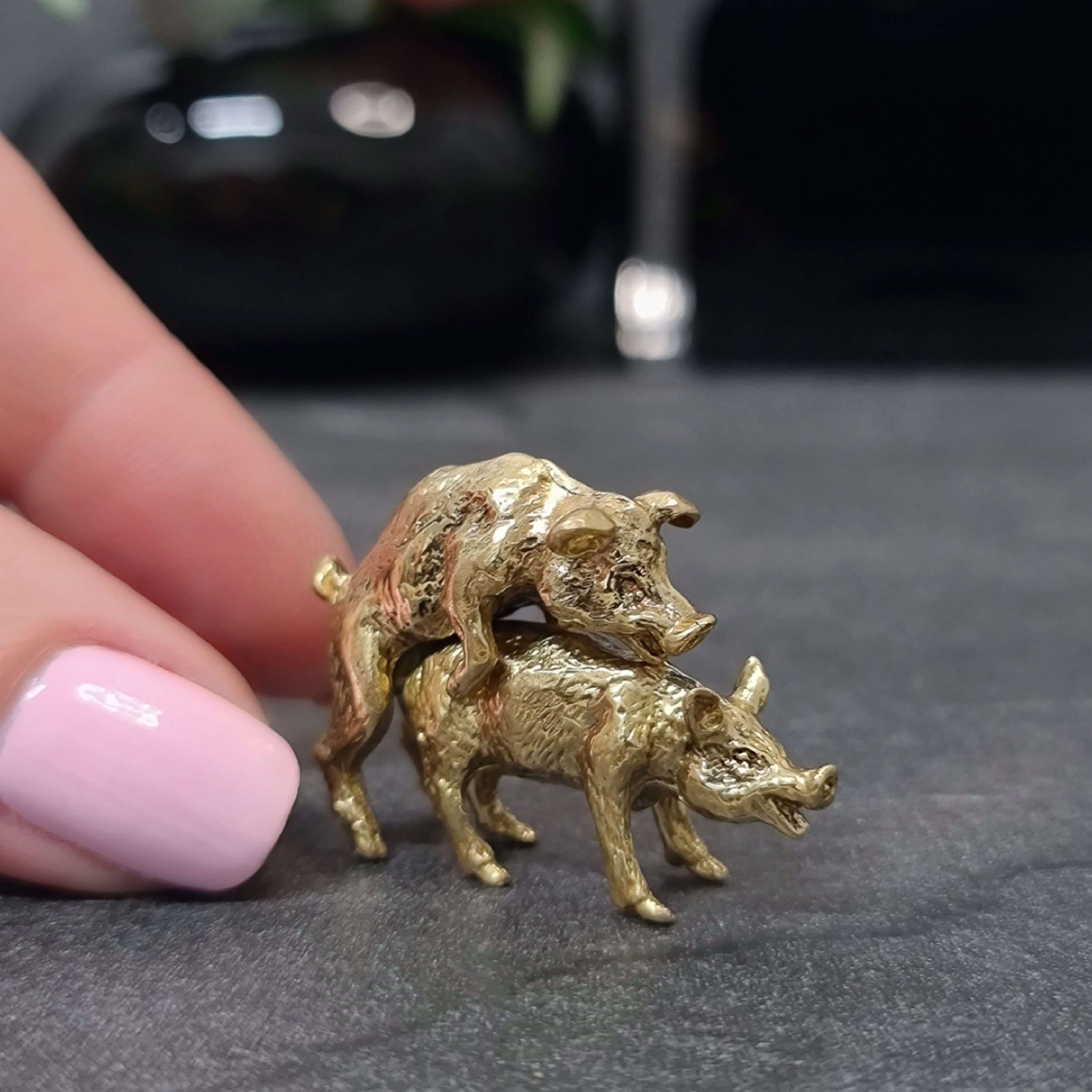 Petit Pendentif Breloque En Laiton Repoussé - Motif Cochon - Occasion Vintage