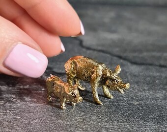 Piccola statuetta in ottone di un maiale con un maialino Piccole figurine soprammobili per scaffali e scrivanie Animali in miniatura Maiale