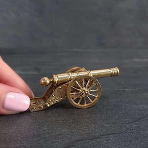 Brass miniature cannon with wheels Handmade model cannon for desktop decorations Miniature military toy Gift for historian