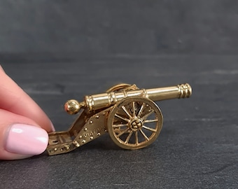 Messing Miniatur Kanone mit Rädern Handgemachte Modell Kanone für Schreibtischdekoration Miniatur militärisches Spielzeug Geschenk für Historiker