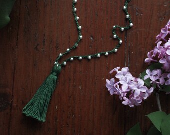 LILLA' | Collana Mala Crochet verde, collana all'uncinetto boho chic con nappina