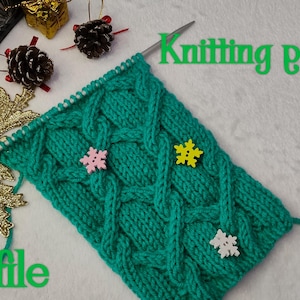 Op de afbeelding: Een close-up van een turquoise gebreide stof met een kabelsteekpatroon. De stof is versierd met kleine plastic sneeuwvlokken in roze, geel en wit. De tekst "Knitting patterns PDF file" is zichtbaar in de afbeelding.