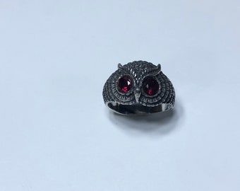 ガーネットの目をあしらったスターリングシルバーのフクロウリング