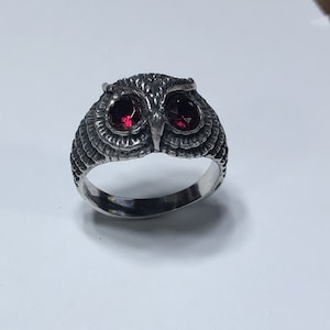 Anillo de búho con ojos de granate en plata de ley