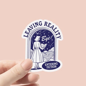 Sticker vinyle laissant la réalité, entrant dans la fiction, sticker Kindle, sticker livresques, lecteur amateur de livres, cadeau rat de bibliothèque, sticker vintage