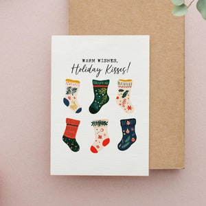 Cartolina di auguri caldi con baci per le feste, cartolina di calzini di Natale, cartolina a tema festivo, cartolina di Natale accogliente, cartolina di buon Natale,