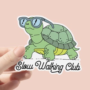 Slow Walking Club Vinyl Aufkleber, lustige Schildkröte Meme Aufkleber, frecher sarkastischer Aufkleber, Vintage Tier Zitate Aufkleber, Autos, Laptops,