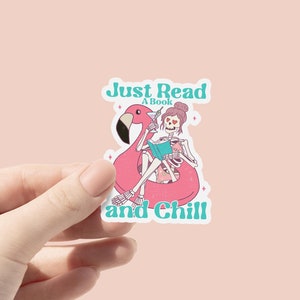 Sticker vinyle Just Read a Book and Chill, Sticker squelette lisant un livre, Lecture effrayante, Sticker livresques, Sticker effrayant, Stickers Kindle