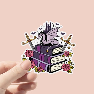 Fantasy Bücher Stapel Vinyl Aufkleber, Bücherwurm Artsy Schwerter & Drachen Buch Aufkleber, Kindle Aufkleber für Fantasy-Leser, Romantasy Bücherwurm