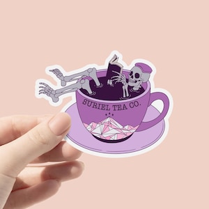 Adesivo in vinile Suriel Tea Co., adesivi regalo ACOTAR, Spill the tea, adesivi per libri fantasy, libro di lettura scheletrico, adesivi libreschi per Kindle