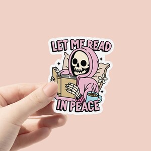 Sticker vinyle Laisse-moi lire en paix, Sticker squelette lisant un livre, Lecture effrayante, Sticker livresques, Sticker effrayant, Stickers Kindle