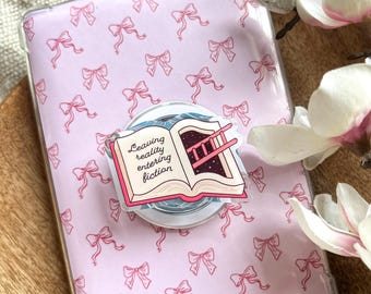 Quitter la réalité Entrer dans la fiction Carte de bibliothèque Kindle Phone Grip Support magnétique pour Kindle Accessoires Kindle Merch livresque Cadeau pour amoureux des livres
