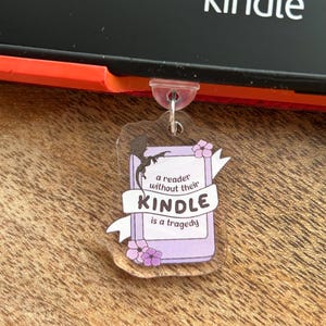 Ciondolo in acrilico per e-reader Kindle, ciondolo per telefono a tema letterario, accessori decorativi per Kindle, accessori per telefono, un lettore senza il suo Kindle è una tragedia