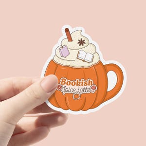 Bookish Spice Latte Vinyl-Aufkleber, trendiger süßer ästhetischer Herbstbecher-Aufkleber, gruselige Lesung, gruseliger Halloween-Aufkleber für Bücher, Herbstaufkleber