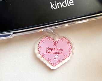 Llavero acrílico para lector electrónico Kindle, llavero para teléfono con temática literaria, accesorios de decoración para teléfono Kindle, artículos de merchandising literario, Coqueta rosa con corazón de romántica empedernida