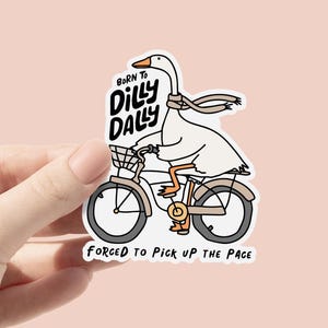 Könnte beinhalten: Ein Aufkleber mit einer weißen Gans, die einen Schal trägt und Fahrrad fährt, mit dem Text "Born to Dilly Dally" und "Forged to Pick Up the Page".