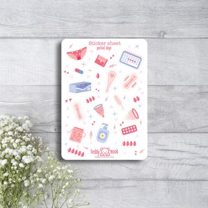K&ouml;nnte beinhalten: Eine Sticker-Tabelle mit verschiedenen Illustrationen zum Thema Menstruation, darunter eine Menstruationstasse, eine Binde, ein Tampon, Pillen, ein Kalender und eine Handtasche. Die Tabelle ist wei&szlig; mit rosa und blauen Akzenten und dem Text "Sticker sheet period days" und "teddy nook".
