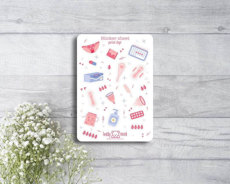 K&ouml;nnte beinhalten: Eine Sticker-Tabelle mit verschiedenen Illustrationen zum Thema Menstruation, darunter eine Menstruationstasse, eine Binde, ein Tampon, Pillen, ein Kalender und eine Handtasche. Die Tabelle ist wei&szlig; mit rosa und blauen Akzenten und dem Text "Sticker sheet period days" und "teddy nook".