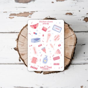 K&ouml;nnte beinhalten: Ein Aufkleberbogen mit verschiedenen Illustrationen zum Thema Menstruation, darunter ein Kalender, Unterw&auml;sche, Tampons, Menstruationstassen und ein Perioden-Tracker. Der Bogen ist wei&szlig; mit rosa und blauen Akzenten und der Text "Sticker sheet period days" und "Teddy Hook" ist auf dem Bogen gedruckt.
