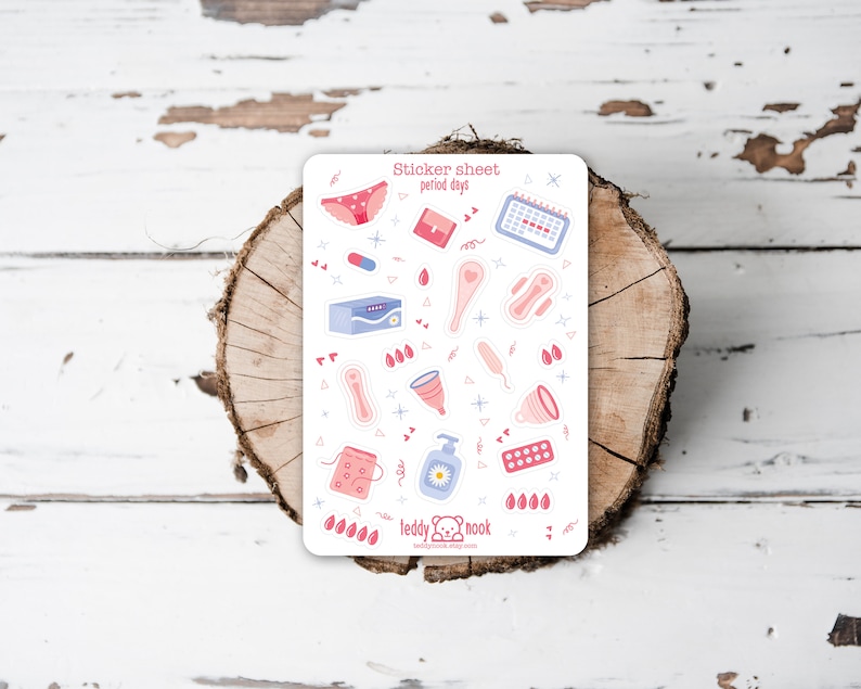 K&ouml;nnte beinhalten: Ein Aufkleberbogen mit verschiedenen Illustrationen zum Thema Menstruation, darunter ein Kalender, Unterw&auml;sche, Tampons, Menstruationstassen und ein Perioden-Tracker. Der Bogen ist wei&szlig; mit rosa und blauen Akzenten und der Text "Sticker sheet period days" und "Teddy Hook" ist auf dem Bogen gedruckt.