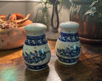 Blaubeer-Salz- und Pfefferstreuer von Polmedia aus polnischer Keramik