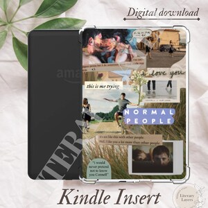 Puede incluir: Un inserto para Kindle con un diseño de collage que presenta imágenes y texto de "Normal People". El inserto incluye el texto "Digital download", "this is me trying" y citas. El inserto está en una funda protectora transparente.