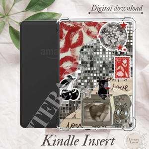 Op de afbeelding: Kindle-inzet met een collage-ontwerp met rode lippenkusjes, een discobal, een zwarte kat en een vintage camera. De inzet is transparant met de tekst "Digital download" en "Kindle Insert".