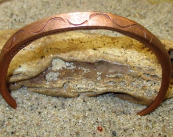 Bracelet d'Afrique de l'Ouest à extrémité ouverte en cuivre gravé