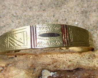 Bracelet touareg épais et lourd en laiton gravé, ébène et cuivre