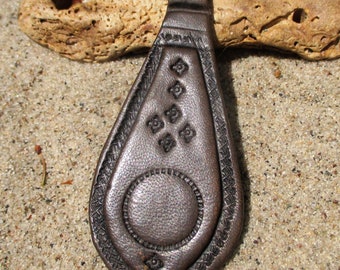 Pendentif porte-clés en cuir touareg en cuir estampé noir