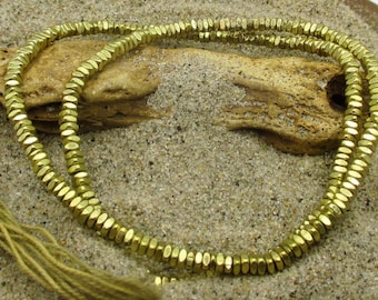 Afrikanskt halsband med glänsande mässingspärlor