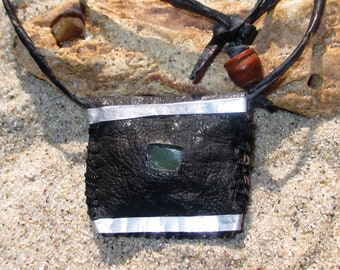 Collier Gris Gris en cuir noir, aluminium et verre de mer vert