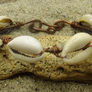 West-Afrikaanse armband met kaurischelpen en koperdraad