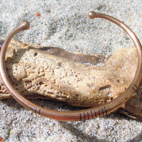 Bracelet ouest-africain à lignes ouvertes en cuivre et ébène