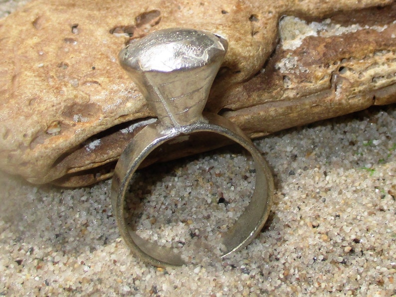 Bague amulette conique en argent gris-gris avec sommet plat image 2