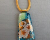 Blaue und grüne gegossenes Glas Anhänger, gegossenes Glas Halskette, Stein suchen Glas Anhänger, Glas Blumen Anhänger - Hibiscus-Anhänger