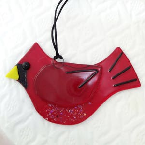 Atrapasol de vidrio fusionado con forma de cardenal, pájaro de vidrio fusionado rojo, arte de jardín, atrapasol de pájaro de vidrio teñido rojo, adorno de pájaro rojo