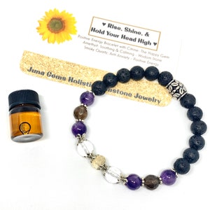 Könnte beinhalten: Ein schwarzes Lava-Armband mit Amethyst-, Rauchquarz- und Citrinperlen. Das Armband wird mit einer kleinen Flasche ätherischem Öl und einer Karte geliefert, auf der "Rise, Shine, & Hold Your Head High" steht. Positives Energiearmband mit Citrin: Der Glücksstein Amethyst: Beruhigend und beruhigend - Weisheitsstein Rauchquarz: Anti-Angst - Positive Energie Juna Gems Holistic Gemstone Jewelry