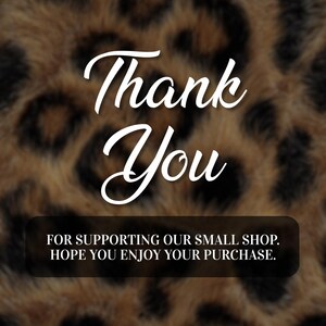 Puede incluir: Texto blanco en cursiva que dice "Thank You" sobre un fondo borroso de estampado de leopardo. Debajo, un rect&aacute;ngulo negro con texto blanco: "FOR SUPPORTING OUR SMALL SHOP. HOPE YOU ENJOY YOUR PURCHASE."