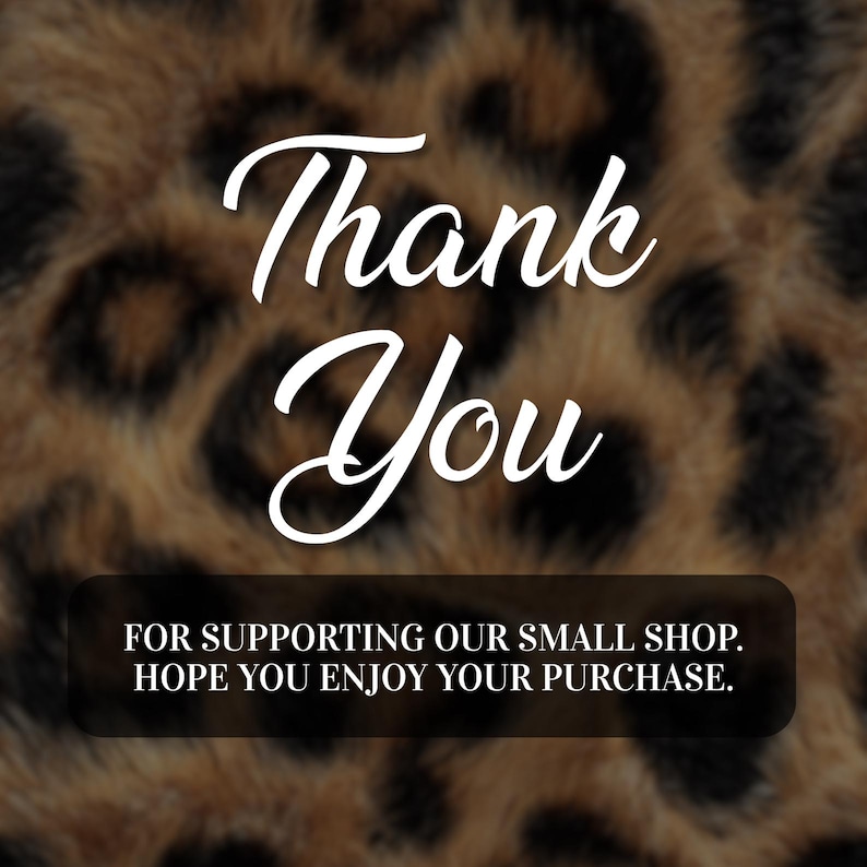 Puede incluir: Texto blanco en cursiva que dice "Thank You" sobre un fondo borroso de estampado de leopardo. Debajo, un rect&aacute;ngulo negro con texto blanco: "FOR SUPPORTING OUR SMALL SHOP. HOPE YOU ENJOY YOUR PURCHASE."