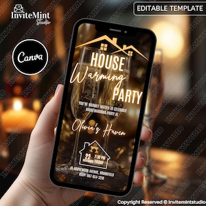 Puede incluir: Un teléfono inteligente muestra una invitación a una fiesta de inauguración de casa. El diseño presenta copas de champán, ilustraciones de casas doradas y el texto "House Warming Party". La invitación incluye detalles del evento y el texto "Editable Template."