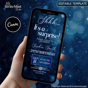 Op de afbeelding: Een smartphone toont een digitale uitnodiging voor een 29e verjaardag. De uitnodiging bevat de tekst "Shhh... het is een verrassing!" en bevat datum, tijd en locatie. De achtergrond is donkerblauw met bokeh-effecten.