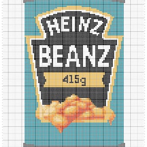Op de afbeelding: Een blauwe en gele Heinz Beanz blik met een zwart etiket en witte tekst. Het etiket zegt "Heinz Beanz" en "415g".
