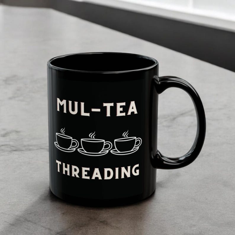 K&ouml;nnte beinhalten: Schwarze Keramik-Tasse mit dem wei&szlig;en Text "MUL-TEA THREADING" und drei stilisierten Teetassen-Illustrationen. Die Tasse hat einen gro&szlig;en Henkel und steht vor einem neutralen Hintergrund.
