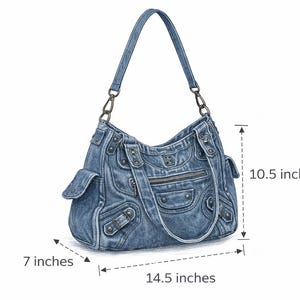 K&ouml;nnte beinhalten: Eine blaue Handtasche aus Denim mit einem einzelnen Schulterriemen, Metallbeschl&auml;gen und mehreren Au&szlig;entaschen. Die Tasche misst 36,83 cm in der Breite, 17,78 cm in der Tiefe und 26,67 cm in der H&ouml;he, wie auf den Ma&szlig;angaben zu sehen.