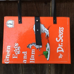 Handtasche mit gebundenem Buch