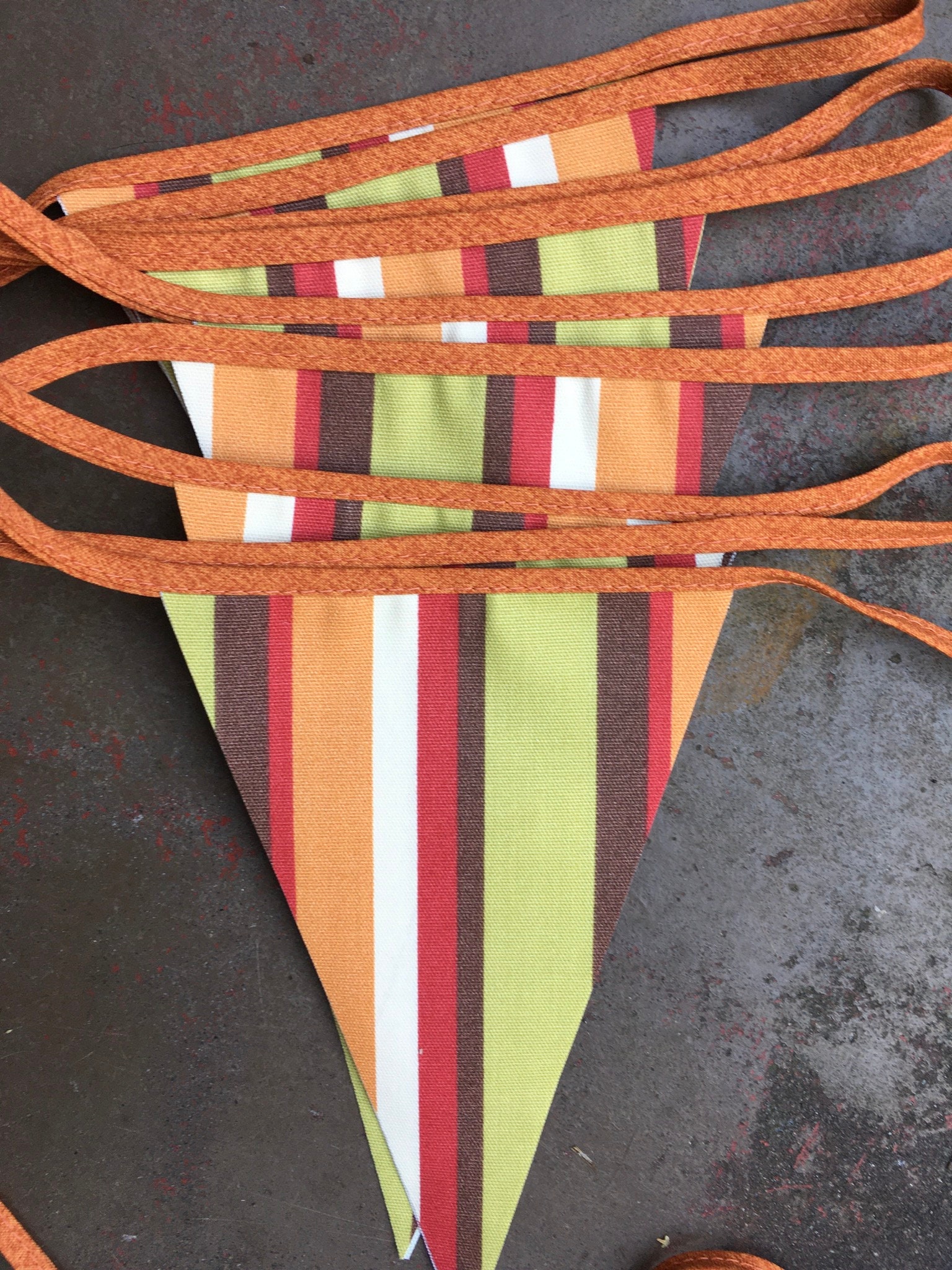 DOJoykey Banderole de fanions en tissu polyester rouge uni de 20 m avec