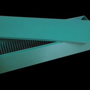 Puede incluir: Una caja de color turquesa con una tapa a juego, parcialmente abierta para revelar divisores verticales en el interior. La caja tiene una superficie texturizada y est&aacute; sobre un fondo negro. La tapa est&aacute; ligeramente entreabierta.
